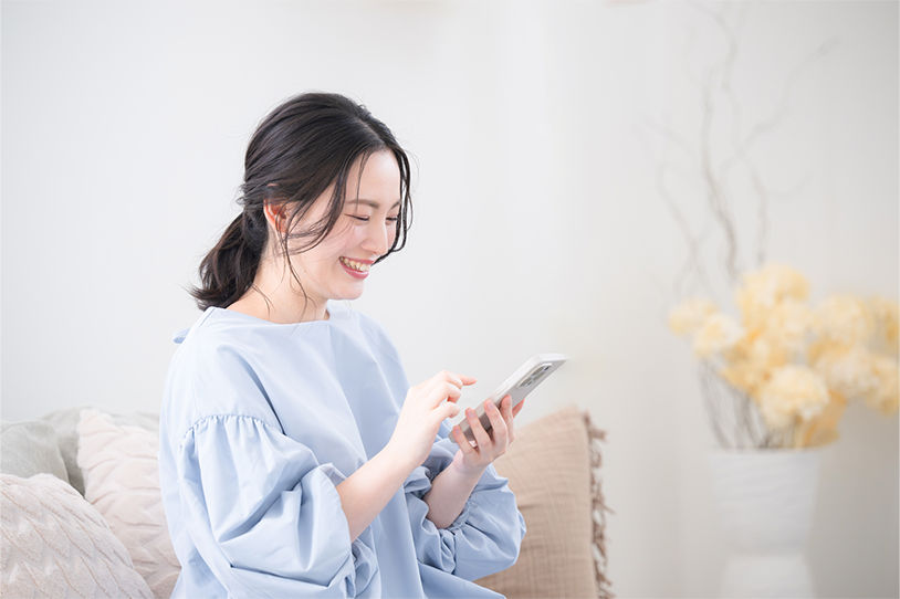 スマホを使ってアンケートに答える女性