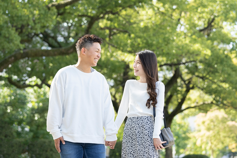 自然の中で見つめ合う男女
